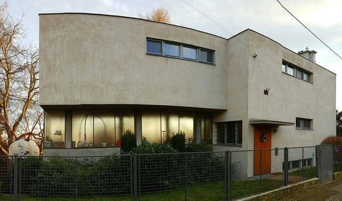 Legendární prolézačka Sputnik dnes stojí na soukromém pozemku - na zahradě jedné vily v Babě.