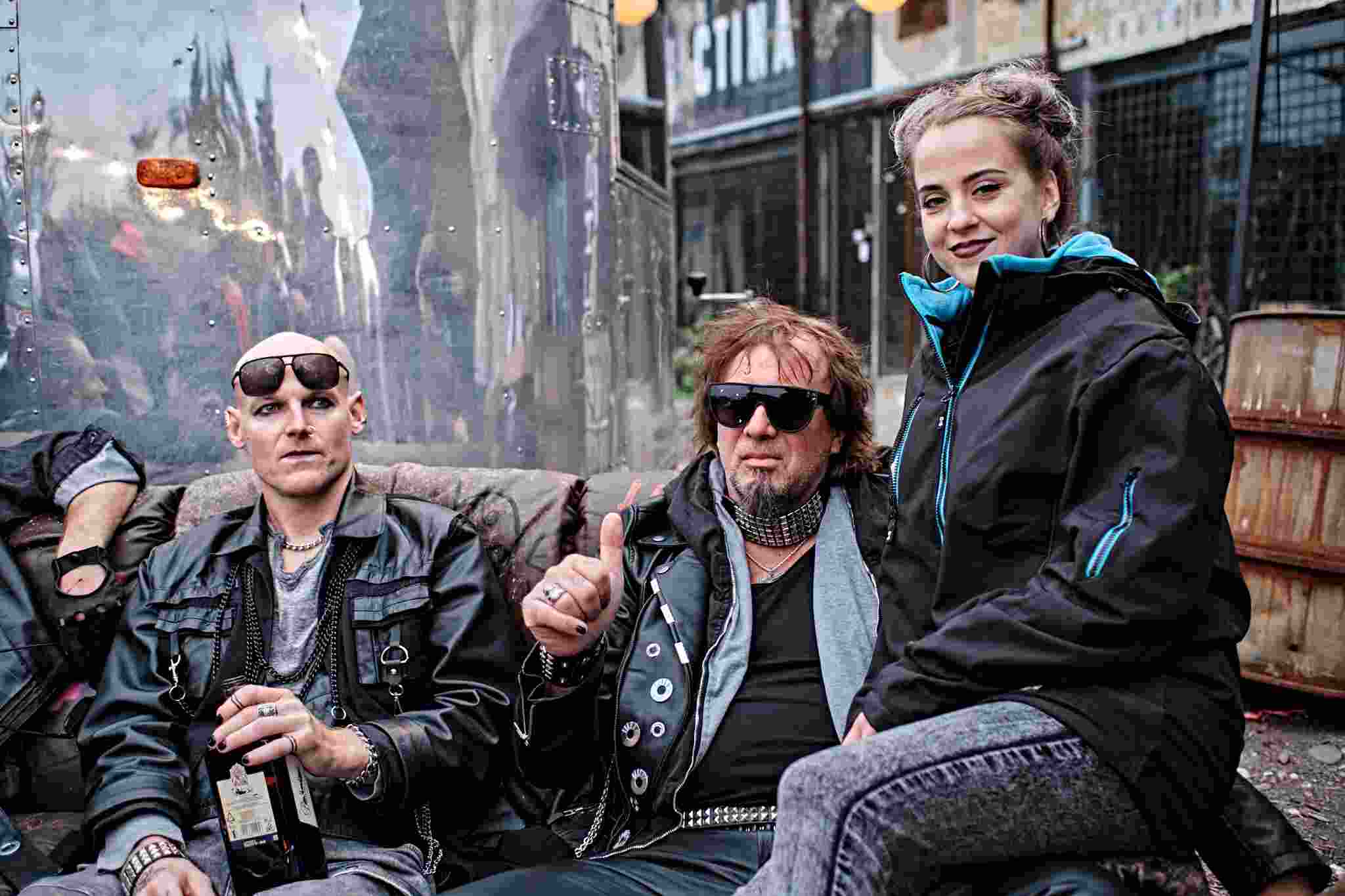 Před bývalým stadionem na Štvanici